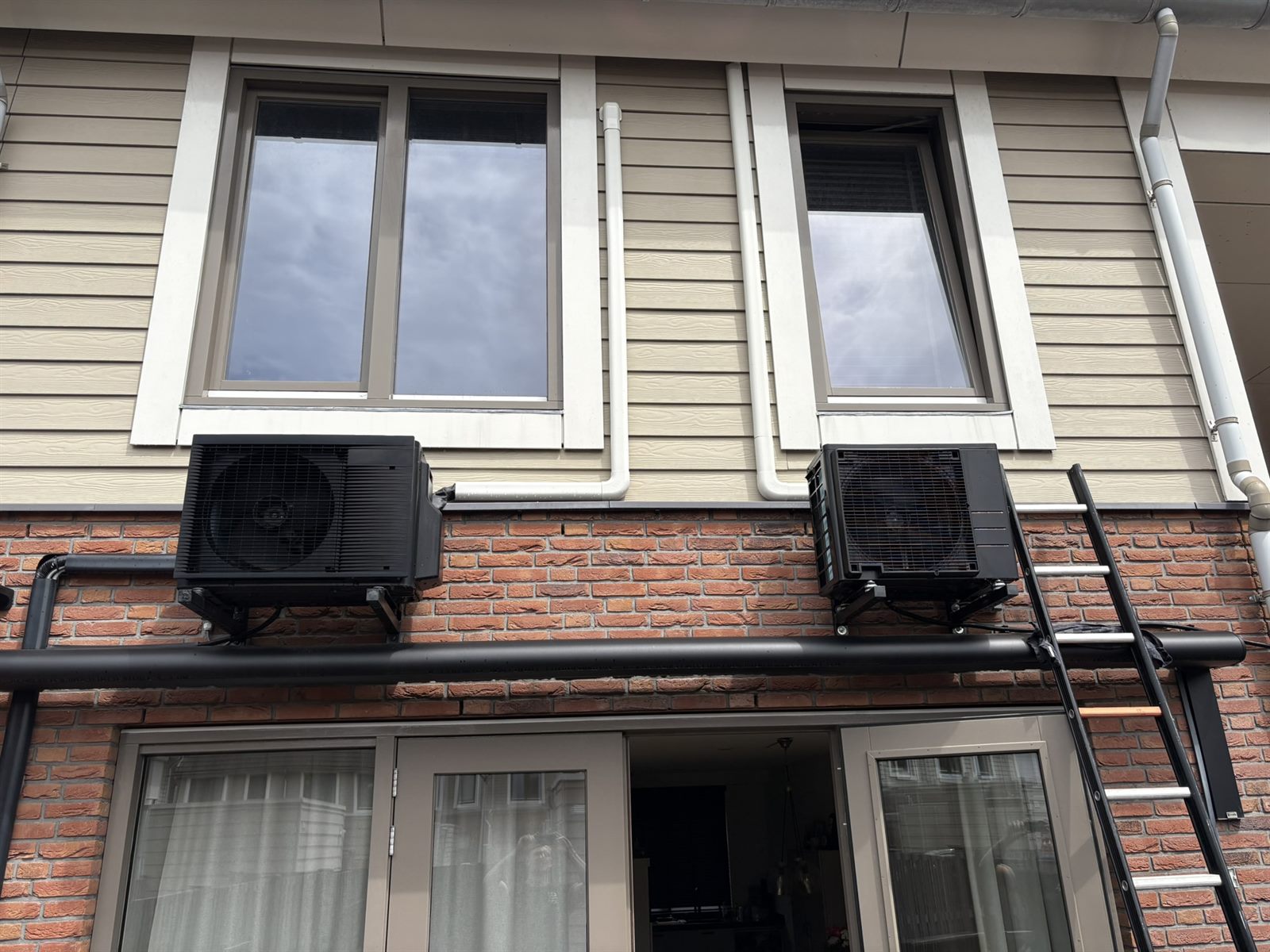 Airco-buitenunits netjes aan de gevel gemonteerd door Kemp Energy Solutions