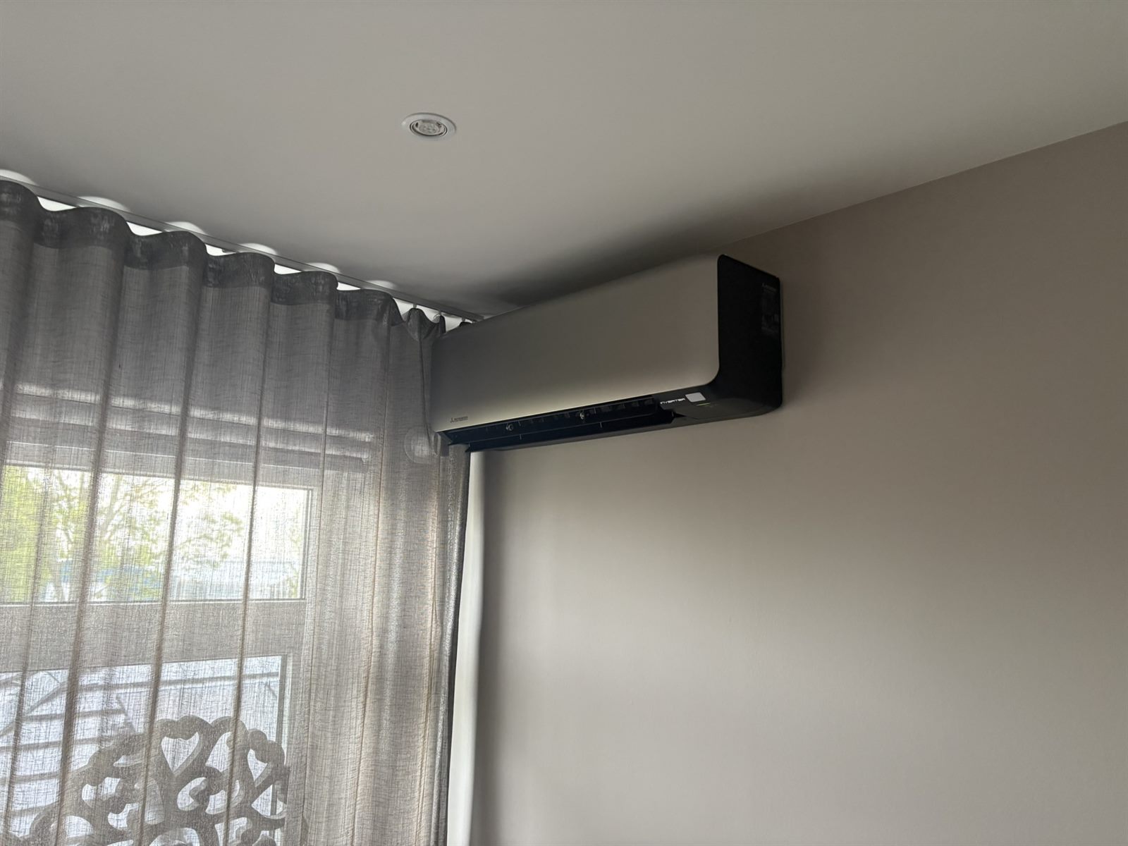 Strak gemonteerde Mitsubishi airco in een woonkamer door Kemp Energy Solutions