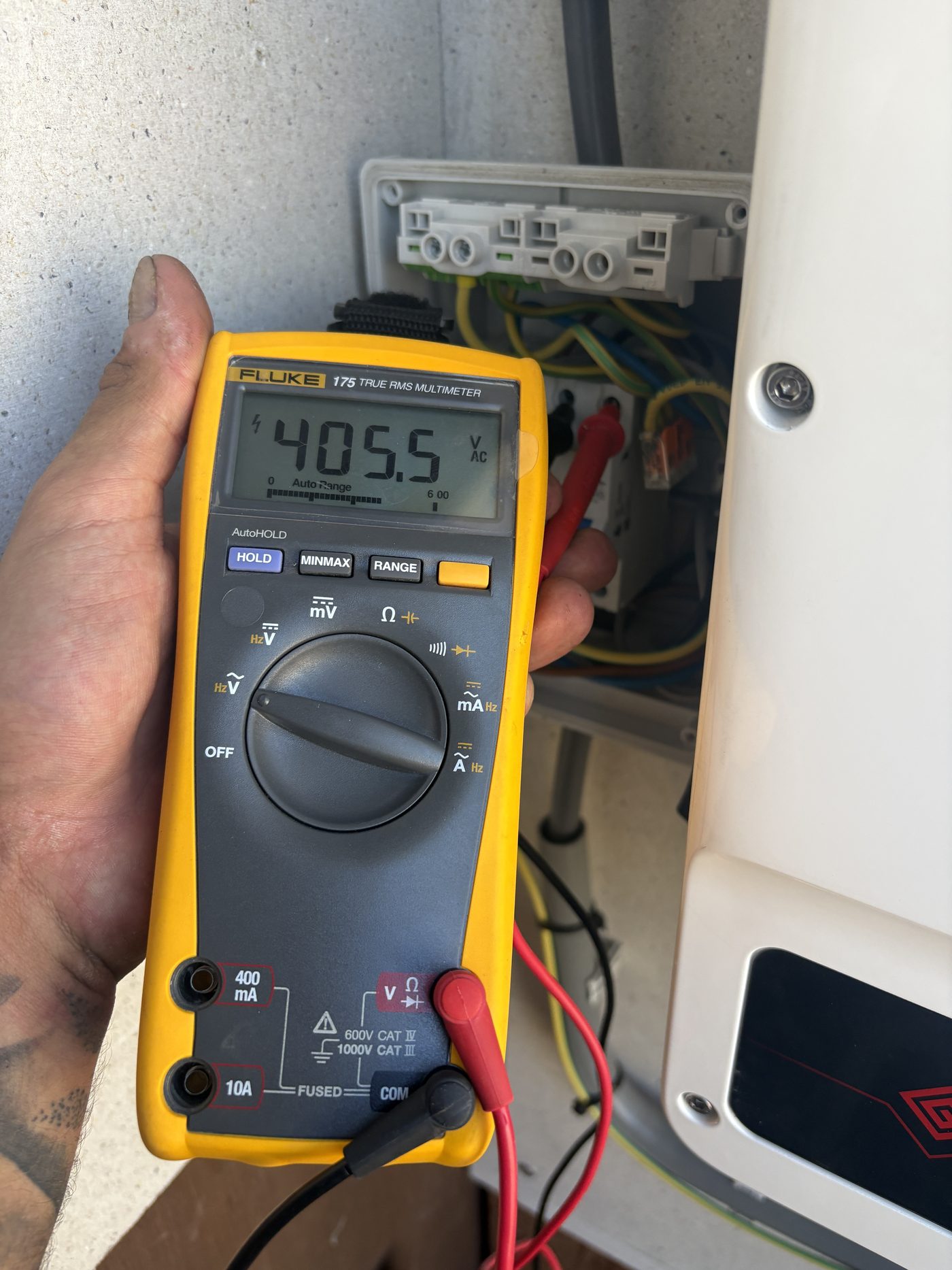 Fluke multimeter leest 405,5 volt wisselspanning af bij een open aansluitkast met WAGO-klemmen