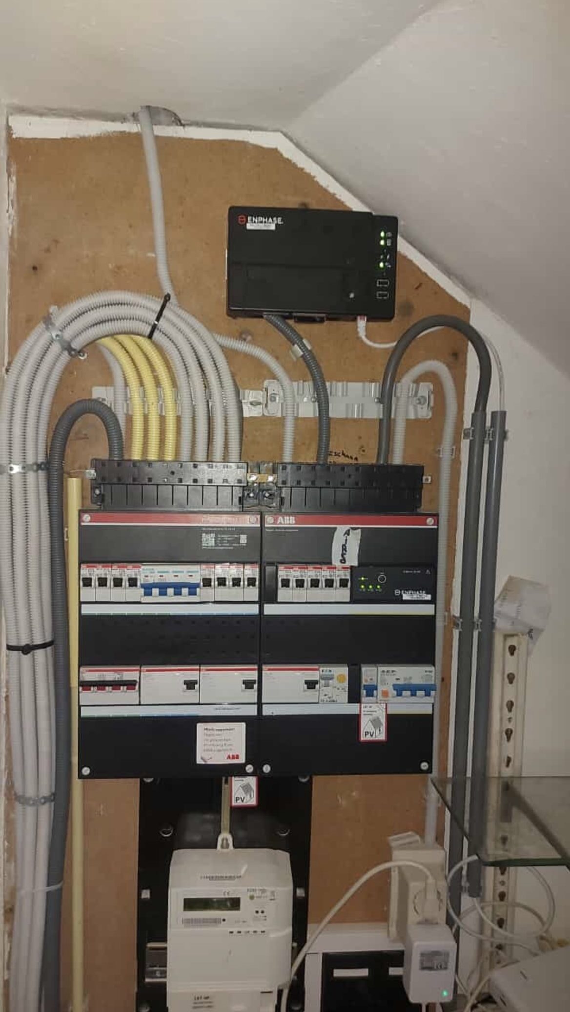 Enphase thuisbatterij met meterkast en zonnepanelen-koppeling — Kemp Energy Solutions