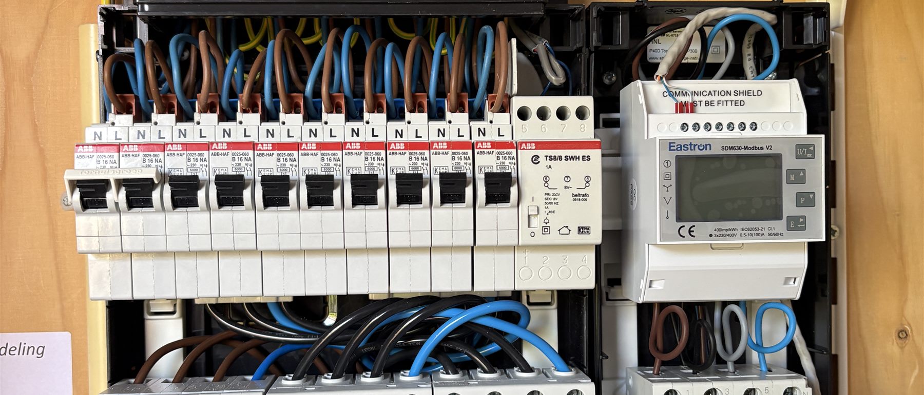 Afgemonteerde groepenkast met ABB-automaten en Eastron kWh-meter, geinstalleerd door Kemp Energy Solutions