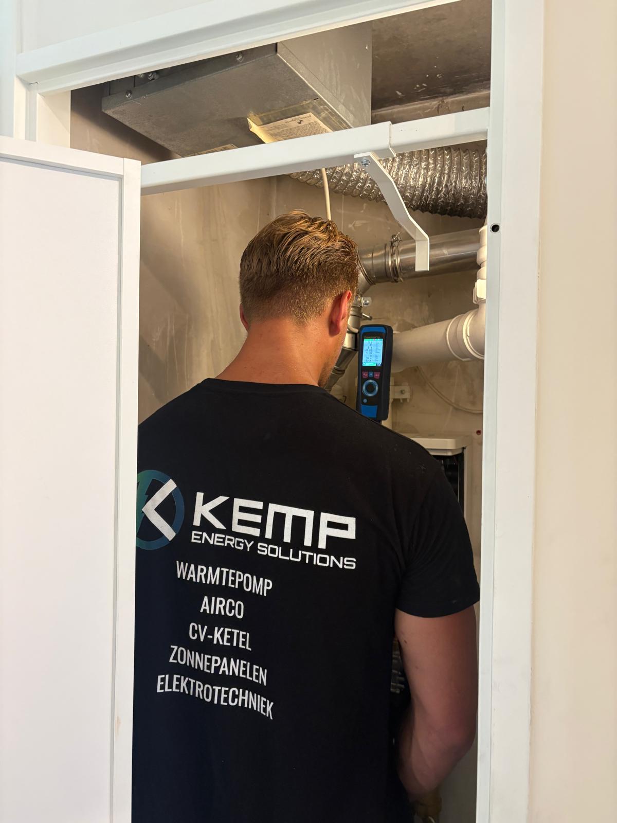 Kaj Kemp van Kemp Energy Solutions aan het werk bij een warmtepomp-installatie