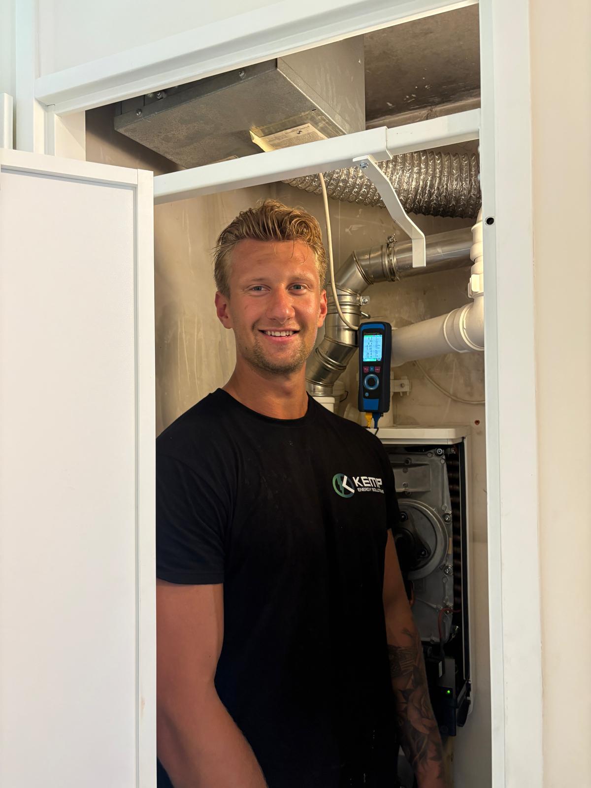 Kaj Kemp bij een cv-opstelling met rookgasanalyser aan de afvoer