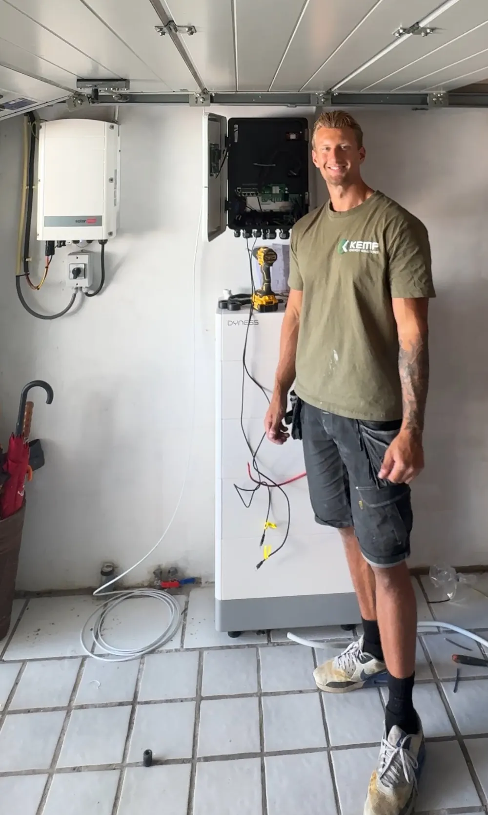 Kaj Kemp, oprichter en installateur van Kemp Energy Solutions, bij een SigenStor-thuisbatterij