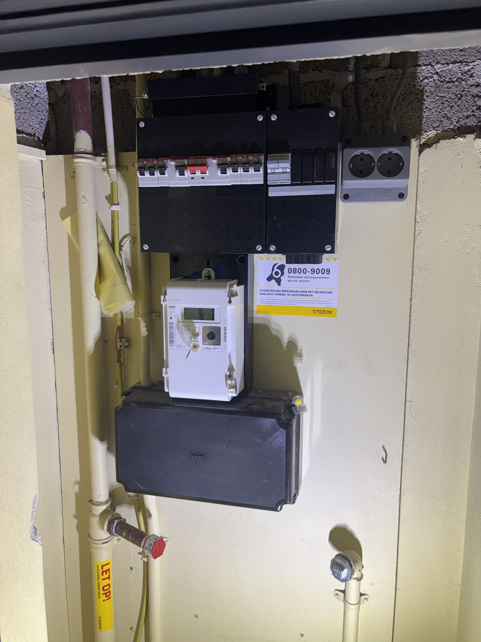 Oude Hafonorm-meterkast met verouderde installatie, situatie v&oacute;&oacute;r vervanging