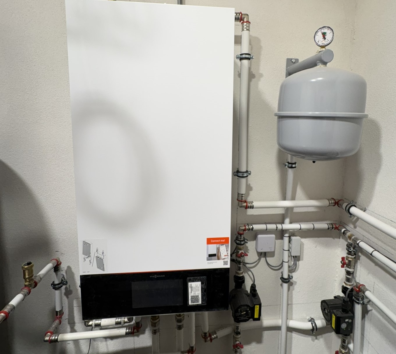 Warmtepomp- en cv-installatie netjes gemonteerd door Kemp Energy Solutions
