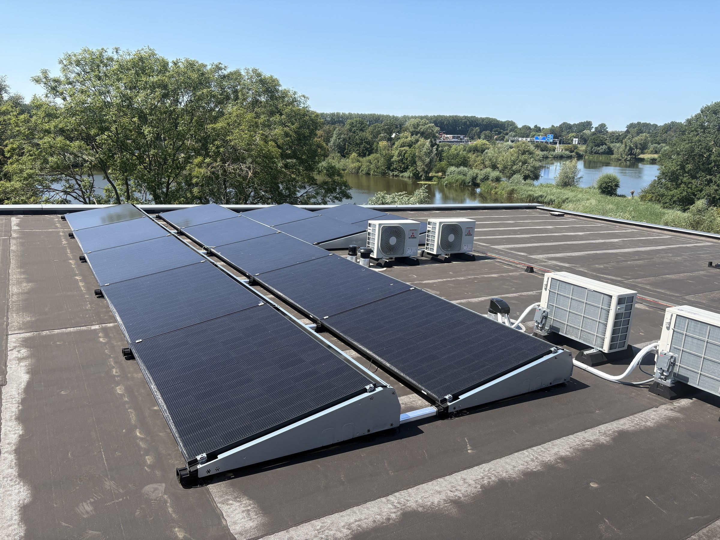 Overzicht van een compleet gelegd zonnepanelendak, uitgevoerd door Kemp