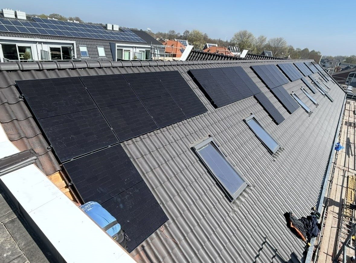 Zonnepanelen op een dak in Den Haag door Kemp Energy Solutions