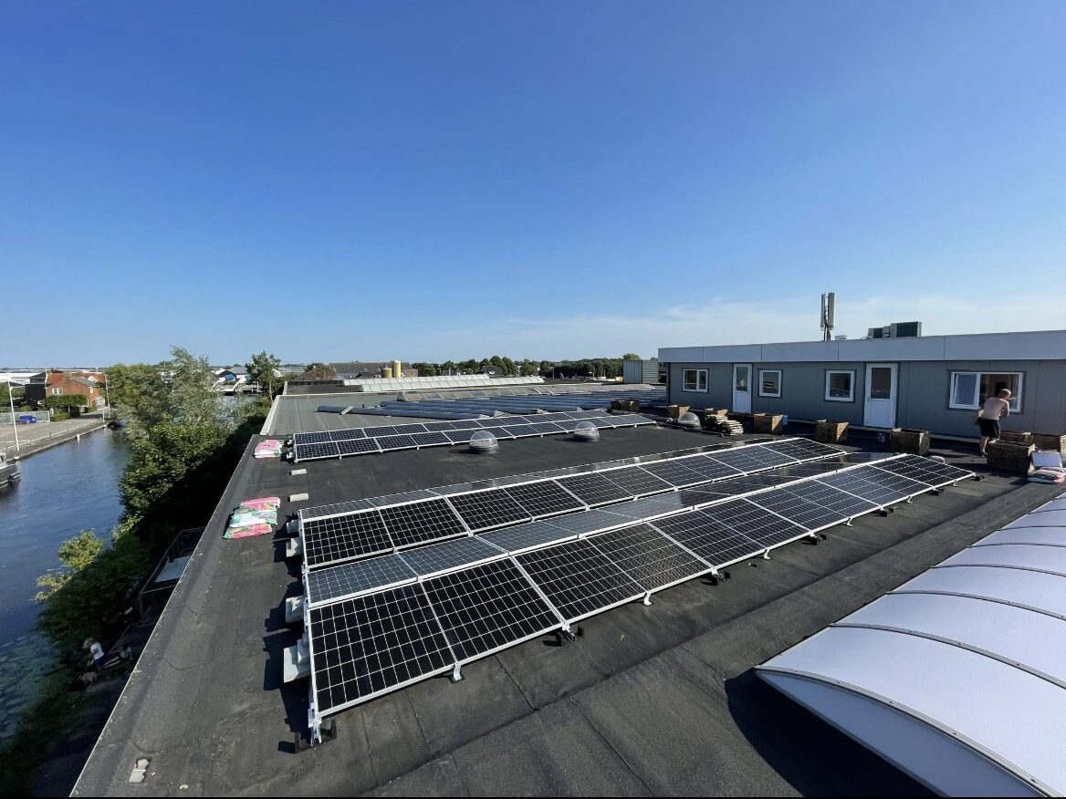 Zonnepanelen op een plat dak door Kemp Energy Solutions